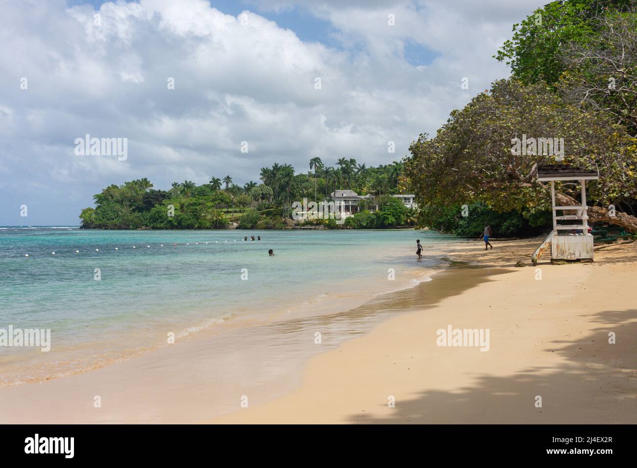 Blick auf den Strand von Dunns River Falls, Ocho Rios, St Ann Parish, Jamaika, Großantillen, Karibik Stockfoto