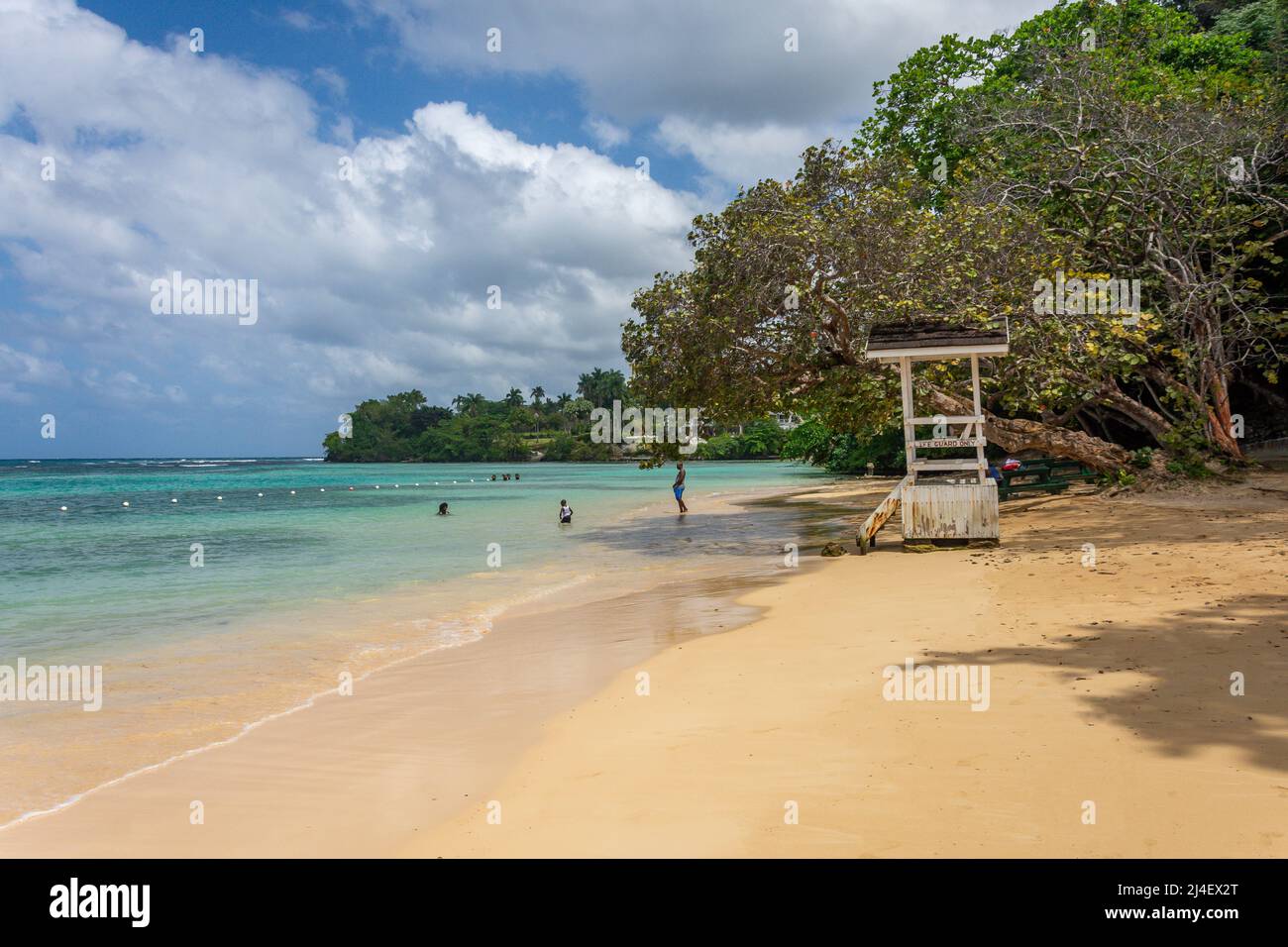 Blick auf den Strand von Dunns River Falls, Ocho Rios, St Ann Parish, Jamaika, Großantillen, Karibik Stockfoto