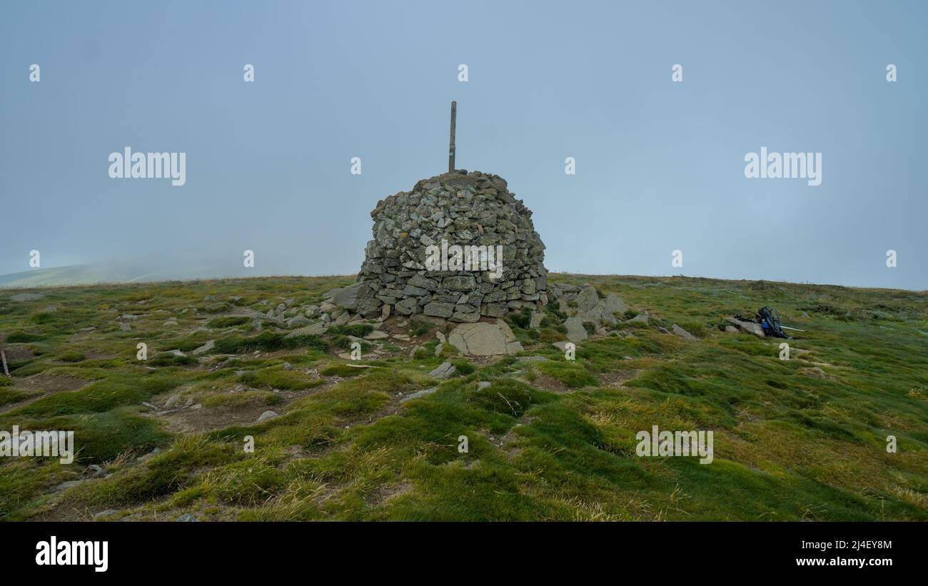 Rocky Cairn auf dem Gipfel des Mount Bogong, Victorias höchstem Berg. Stockfoto