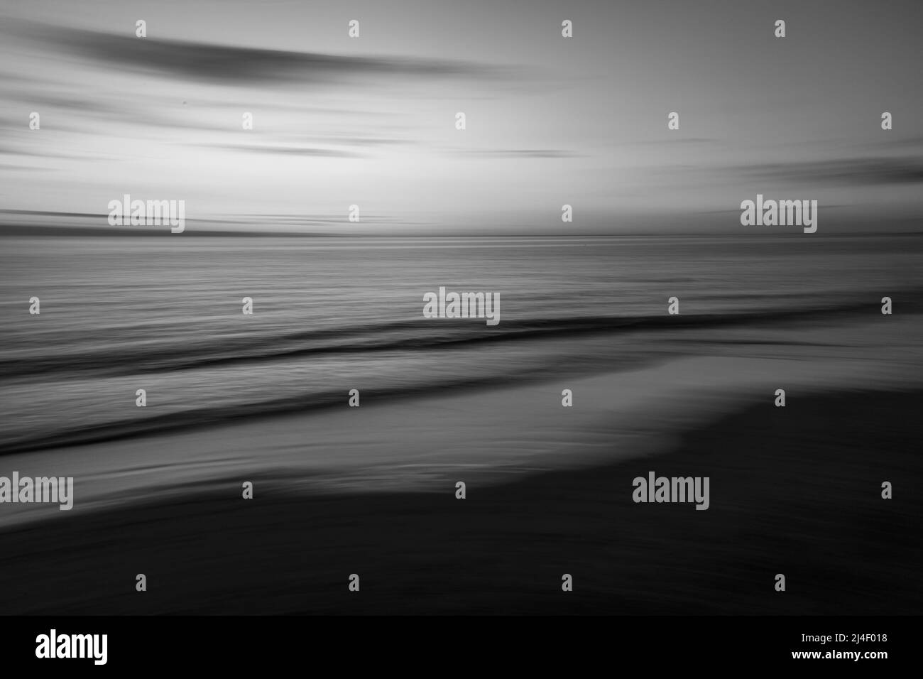 Schwarzweiß-Bild der Küste, Wellen, absichtliche Unschärfe, lange Belichtung Stockfoto
