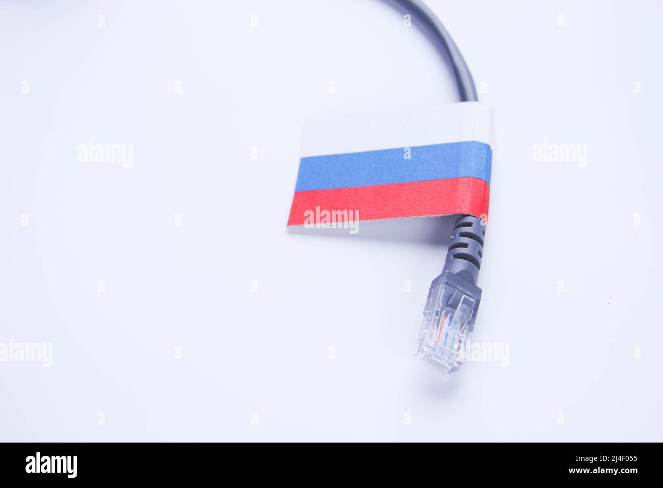 Internet und Russland. Internet-Kabel auf dem Hintergrund der russischen Flagge. Internet wird heruntergefahren. Kabel abschneiden. Blockieren des Internetzugriffs. Stockfoto