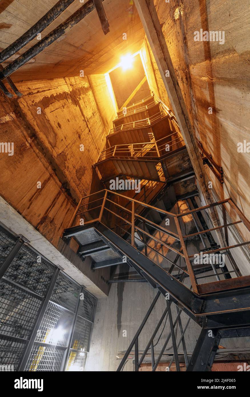 Treppe im unterirdischen Lüftungsschacht der im Bau befindlichen U-Bahn Stockfoto