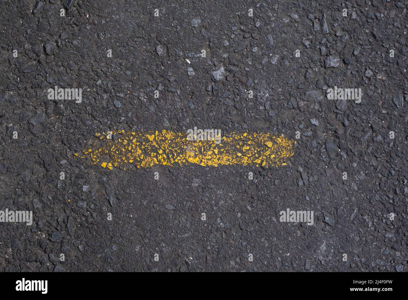 Blick von oben auf die gelbe Linie auf schwarzem Asphalt auf der alten Straße in Indonesien Stockfoto