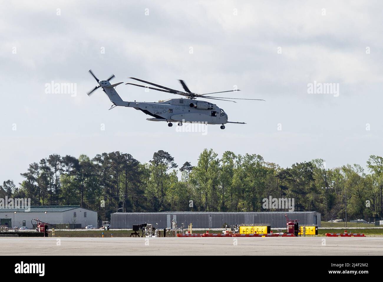 U.S. Marines mit Marine Heavy Helicopter Squadron (HMH) 461 starten bei ihrem ersten Einsatzflug auf der Marine Corps Air Station New River, North Carolina, am 13. April 2022 in einem CH-53K King Hengst. Der Flug bedeutete den Beginn der Modernisierung von HMH-461 vom Superhengst CH-53E zum Könighengst CH-53K. HMH-461 ist eine untergeordnete Einheit des 2. Marine Aircraft Wing, dem Luftkampfelement der II Marine Expeditionary Force. (USA Marine Corps Foto von Lance CPL. Elias E. Pimentel III) Stockfoto