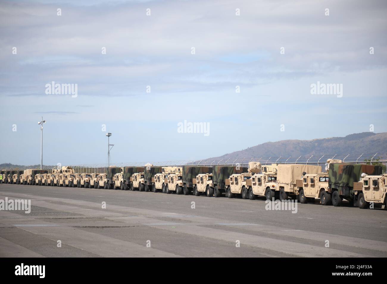 Als Teil des von der Armee vorpositionierten Vorrägers 3 werden Militärfahrzeuge zur Unterstützung von Balikatan 2022 in Subic Bay, Philippinen, aufgestellt und warten auf den Upload auf das US-Navy-Schiff Red Cloud am 10. April 2022. Die Mission APS3 demonstriert die Führung und Kontrolle des 8. Theatre Sustainment Command über den Fix-Forward-Betrieb APS3 und bewertet die operative Flexibilität, um die strategische Bereitschaft zu gewährleisten. Als Integrator von indopazifischem Material in den USA synchronisiert der TSC 8. Fähigkeiten und Ressourcen im gesamten Theater und ermöglicht sowohl unseren Landkräften als auch denen unserer Verbündeten und Partner. Unsere Mission ist es zu planen Stockfoto