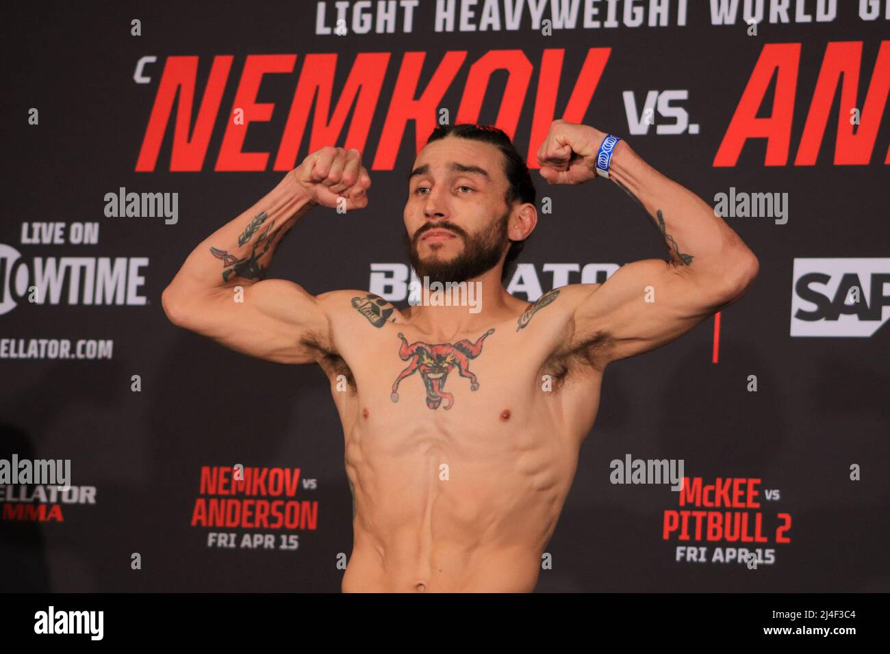 Los Angeles, Kalifornien, Los Angeles, CA, USA. 14. April 2022. SAN JOSE, Kalifornien - 14. APRIL: Calob Ramirez posiert auf der Skala während der Bellator 277 Einwaage am 14. April 2022 in San Jose, Kalifornien, USA. (Bild: © PX Imagens via ZUMA Press Wire) Bild: ZUMA Press, Inc./Alamy Live News Stockfoto