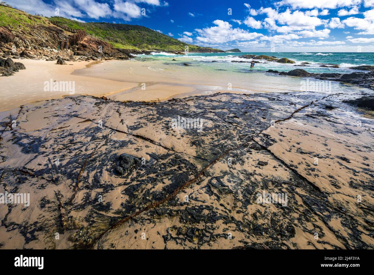 Touristen genießen das natürliche Schwimmloch in den Champagne Pools auf Fraser Island, Queensland, Australien Stockfoto