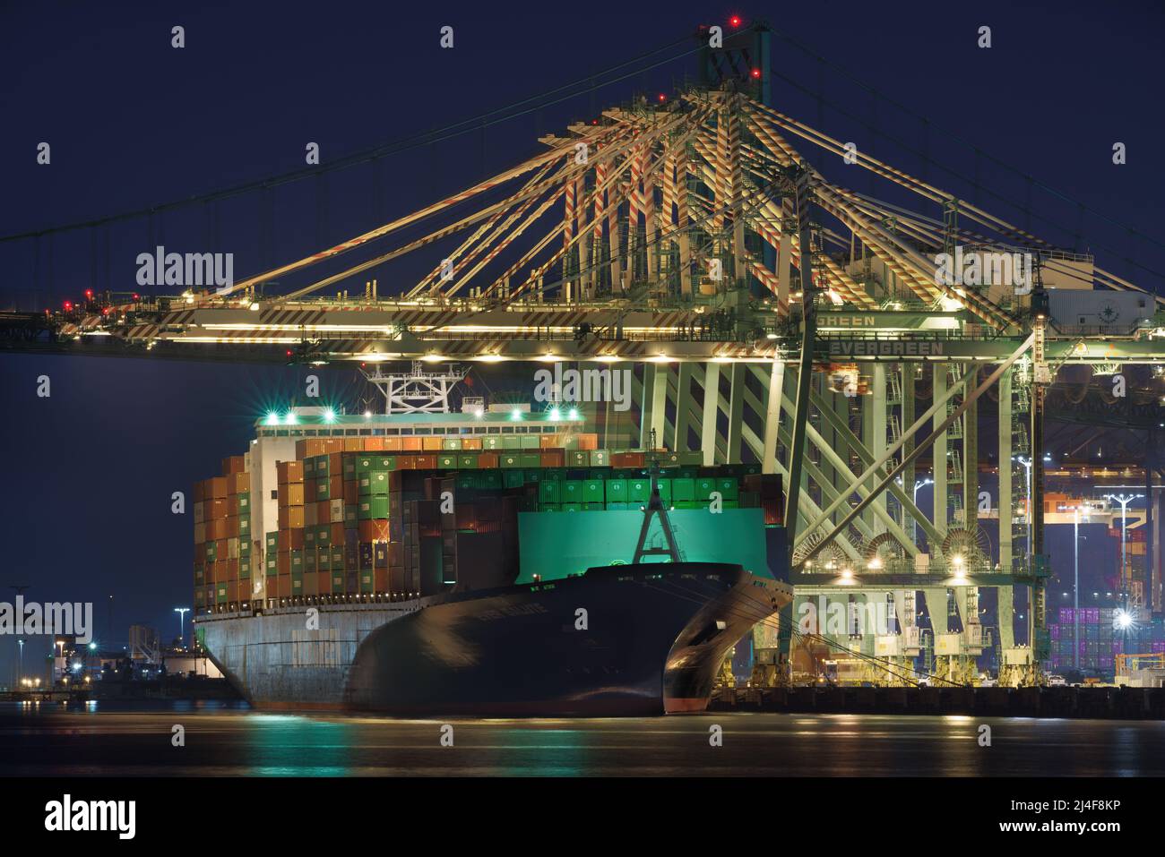 Das Containerschiff der Evergreen Marine Corporation hat das Be- und Entladen im Hafen von Los Angeles, Kalifornien, USA gezeigt. Stockfoto