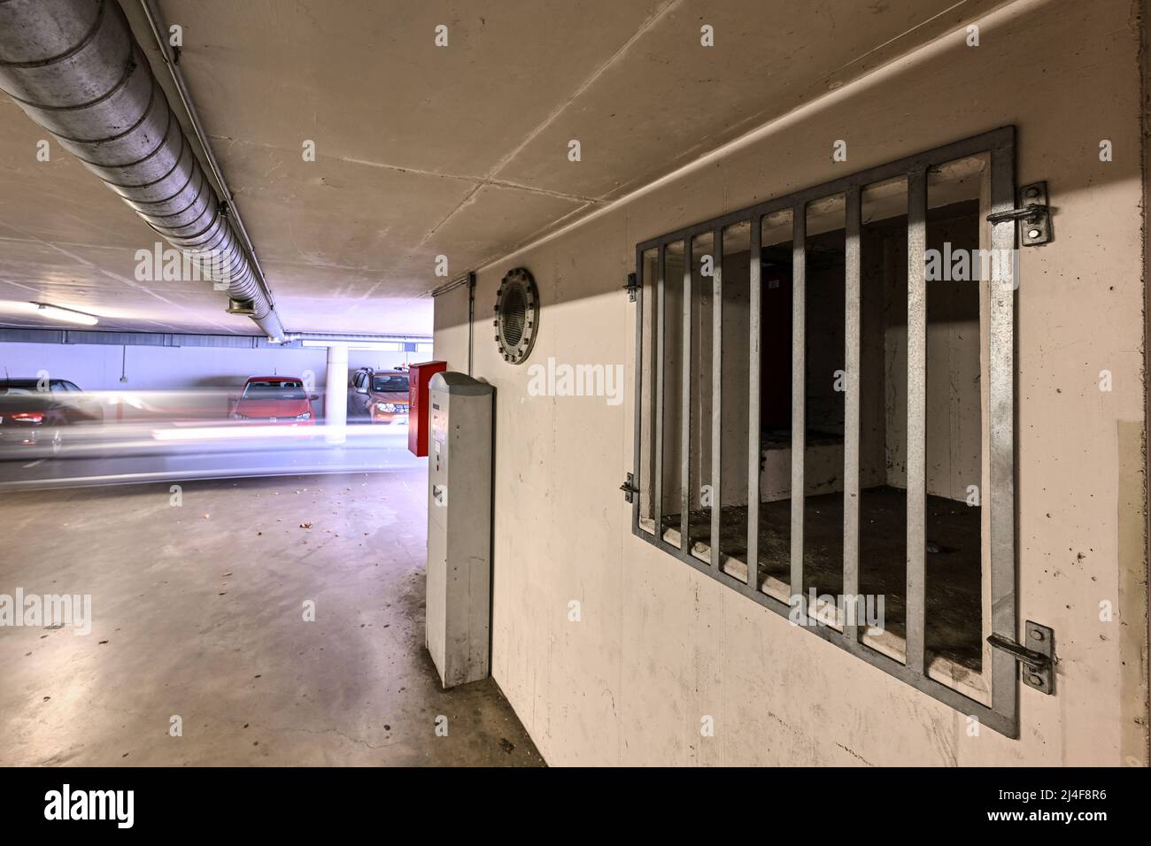 Langenargen Am Bodensee, Deutschland. 07. April 2022. Der Zugang zum Luftschutzkeller wird durch ein Gitter blockiert. Die 1990s erbaute Tiefgarage am Ufer des Bodensees hätte im ersten Fall auch als Luftschutzkeller dienen können. Aufgrund des Angriffskrieges Russlands rücken viele vergessene Bunkerbauten wieder in den Fokus. (To dpa: 'Bunker rücken aufgrund des Ukraine-Krieges wieder in den Fokus') Quelle: Felix Kästle/dpa/Alamy Live News Stockfoto