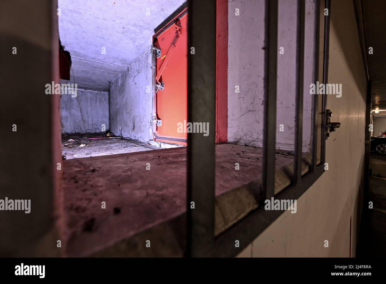 Langenargen Am Bodensee, Deutschland. 07. April 2022. Der Zugang zum Luftschutzkeller wird durch ein Gitter blockiert. Die 1990s erbaute Tiefgarage am Ufer des Bodensees hätte im ersten Fall auch als Luftschutzkeller dienen können. Aufgrund des Angriffskrieges Russlands rücken viele vergessene Bunkerbauten wieder in den Fokus. (To dpa: 'Bunker rücken aufgrund des Ukraine-Krieges wieder in den Fokus') Quelle: Felix Kästle/dpa/Alamy Live News Stockfoto