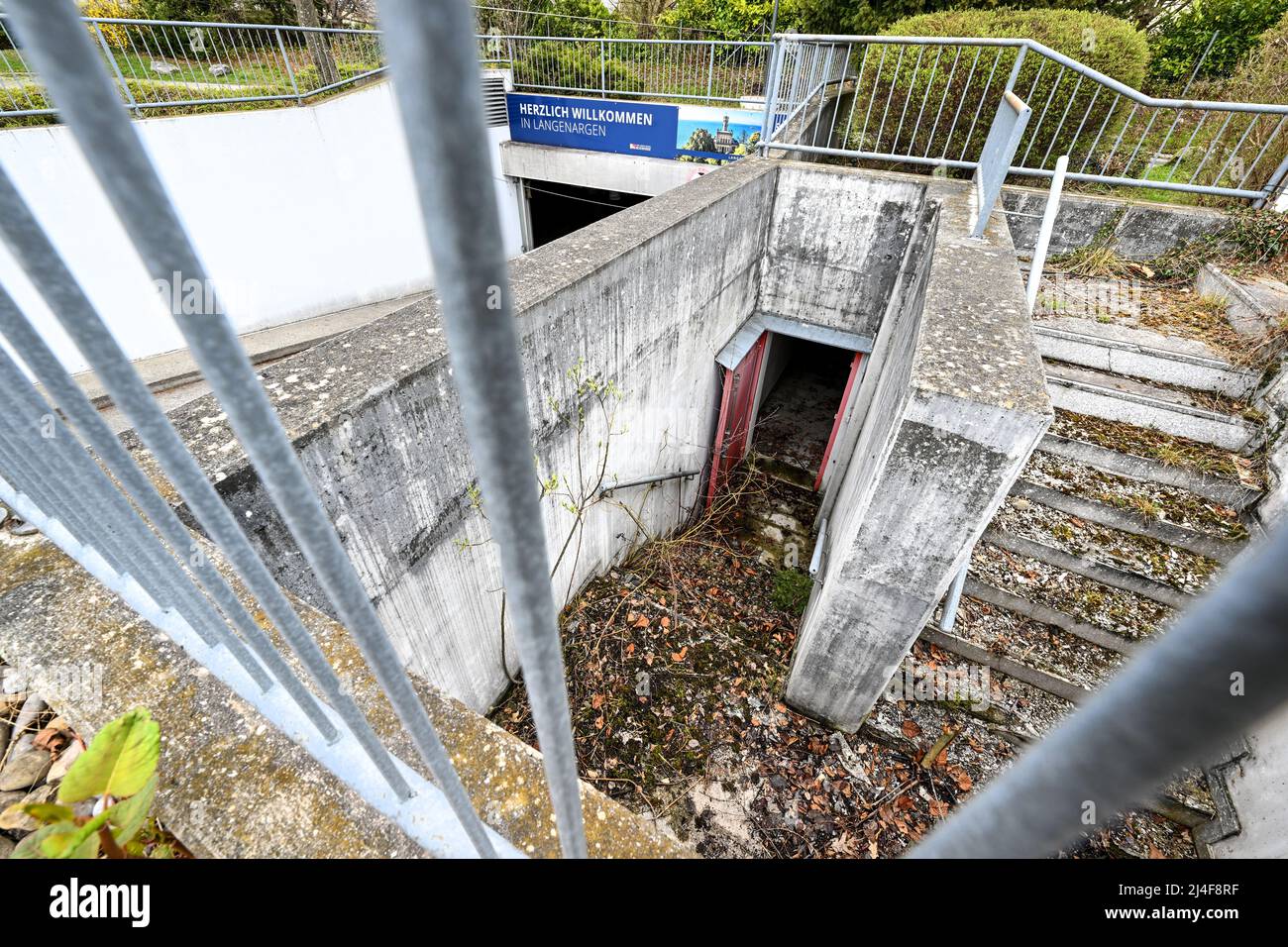 Langenargen Am Bodensee, Deutschland. 07. April 2022. Der Zugang zum Luftschutzkeller wird durch einen Grill blockiert und mit Moos bedeckt. Die 1990s erbaute Tiefgarage am Ufer des Bodensees hätte im ersten Fall auch als Luftschutzkeller dienen können. Aufgrund des Angriffskrieges Russlands rücken viele vergessene Bunkerbauten wieder in den Fokus. (To dpa: 'Bunker rücken wegen des Ukraine-Krieges wieder in den Fokus') Quelle: Felix Kästle/dpa/Alamy Live News Stockfoto