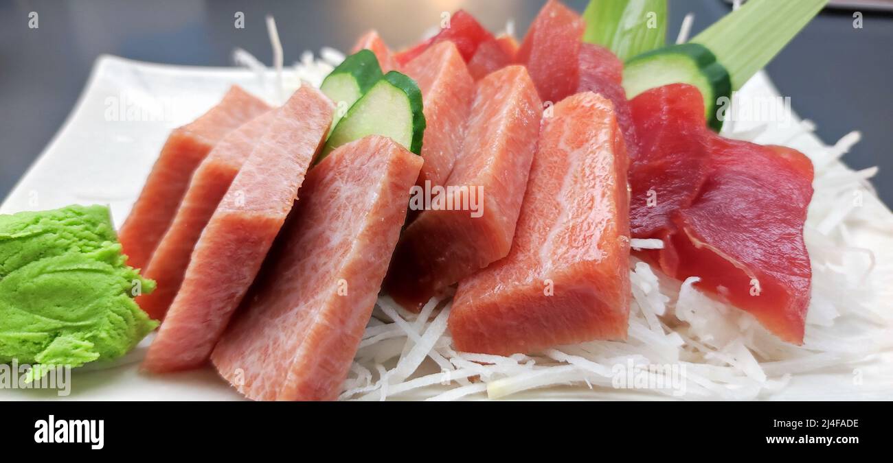Die erstklassigen Sashimi mit frischen japanischen Meeresfrüchten in einer schwarzen japanischen Schüssel mit Miso-Suppe und rohen Meeresfrüchten Stockfoto