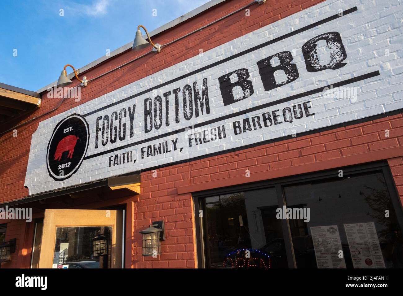 Foggy Bottom BBQ auf dem Platz in der historischen Innenstadt von Lawrenceville, Georgia. (USA) Stockfoto