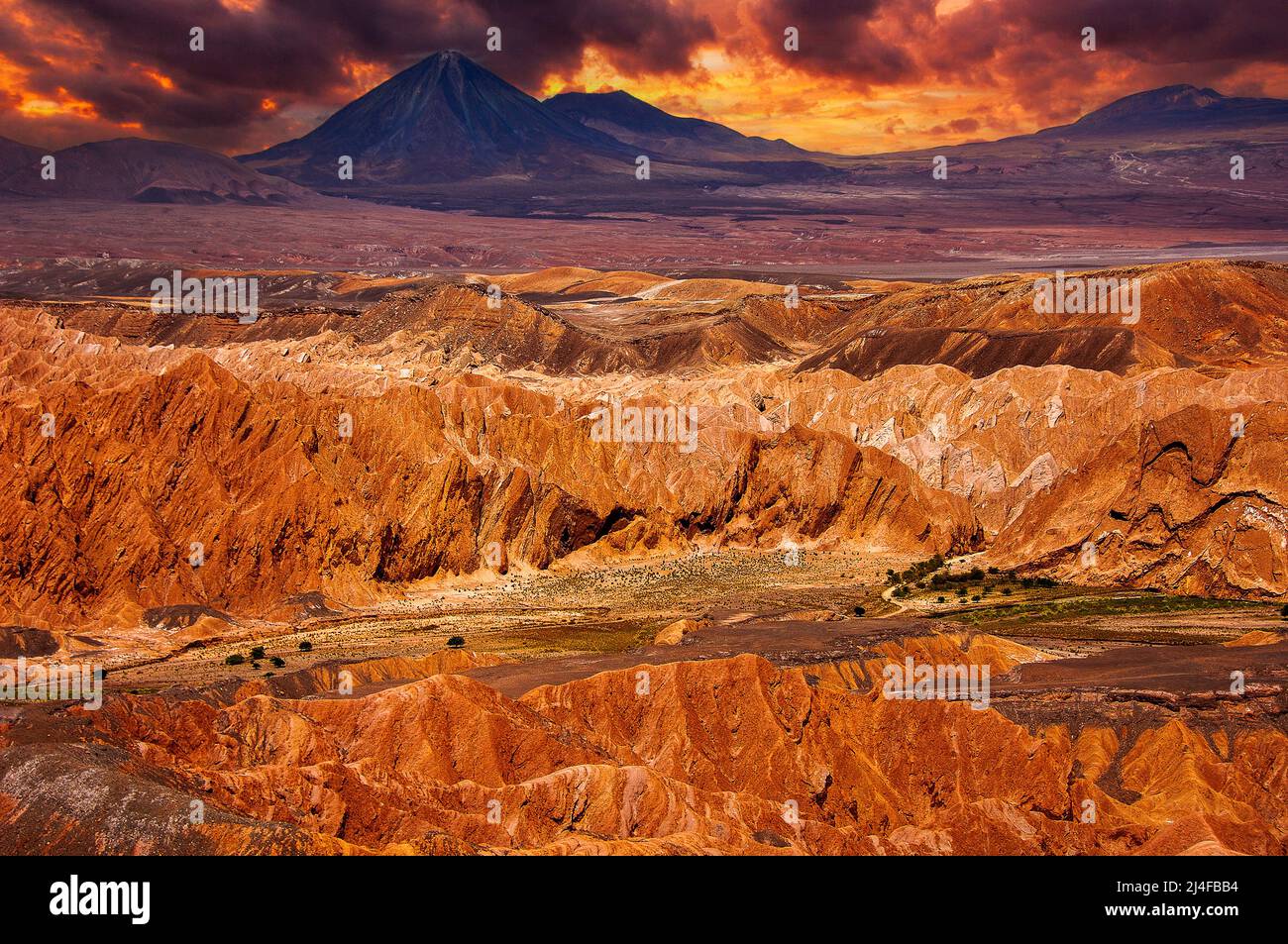 Chile - Atacama Desert Cordillera de la Sal im Quito Valley und Vulkan Licancabur Stockfoto