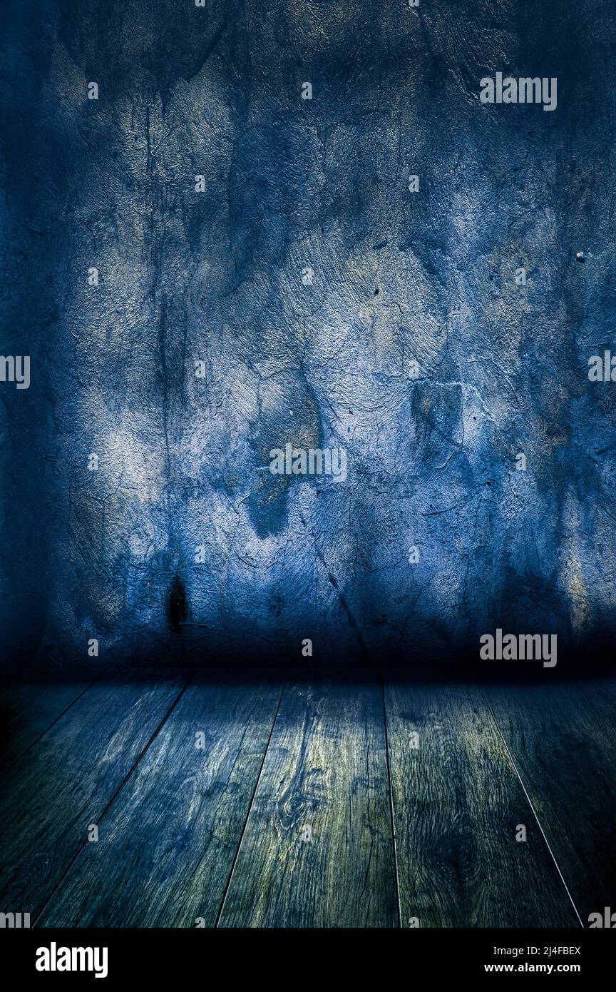 Leerer dunkler Raum mit einer beschädigten Wand und Holzdielen Stockfoto