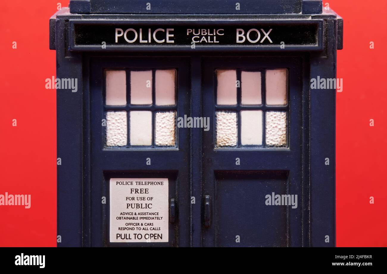 Polizeiruf-Box auf rotem Hintergrund isoliert. Tardis von Doctor Who. Nahaufnahme Stockfoto