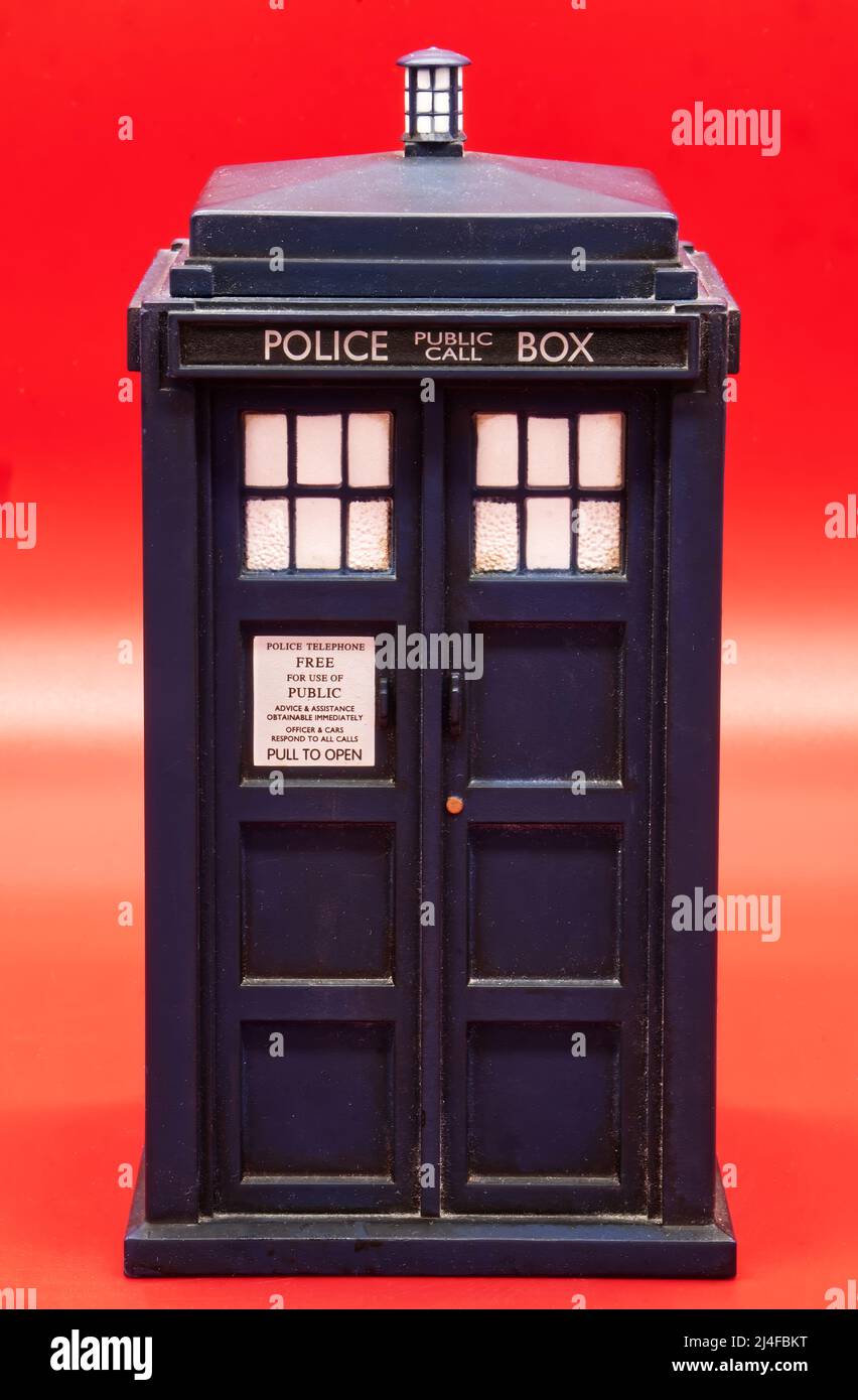 Polizeiruf-Box auf rotem Hintergrund isoliert. Tardis von Doctor Who. Stockfoto
