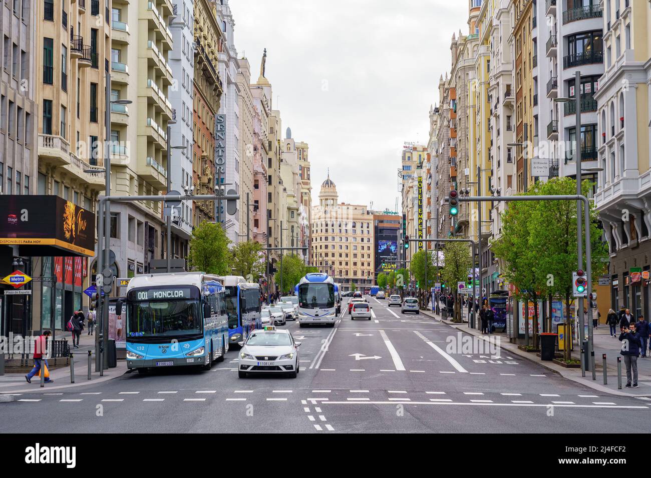 Madrid, Spanien, 9. April 2021: Calle Gran Via de Madrid am Morgen an einem festlichen Samstag Stockfoto