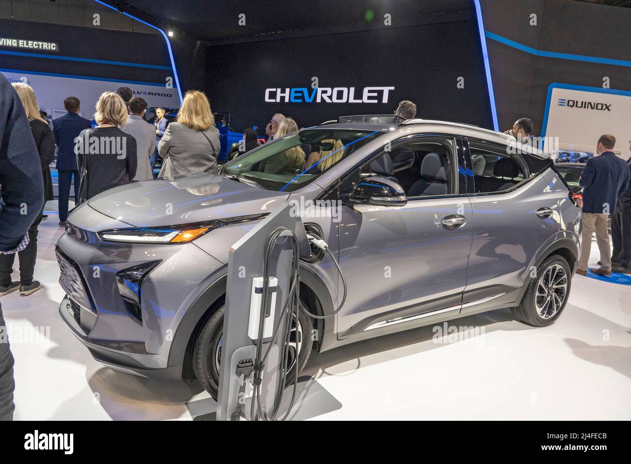 New York, Usa. 13. April 2022. Das All-Electric 2022 Chevrolet Bolt EUV-Modell wird auf der International Auto Show in der Vorschau im Jacob Javits Convention Center in New York City ausgestellt. Der NYIAS kehrt zurück, nachdem er wegen der Covid-19-Pandemie für zwei Jahre abgesagt wurde. Kredit: SOPA Images Limited/Alamy Live Nachrichten Stockfoto