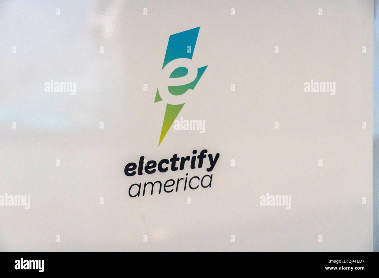 New York, Usa. 13. April 2022. Das Electrify America Logo, das auf der International Auto Show in der Pressevorschau im Jacob Javits Convention Center in New York City zu sehen war. Der NYIAS kehrt zurück, nachdem er wegen der Covid-19-Pandemie für zwei Jahre abgesagt wurde. Kredit: SOPA Images Limited/Alamy Live Nachrichten Stockfoto