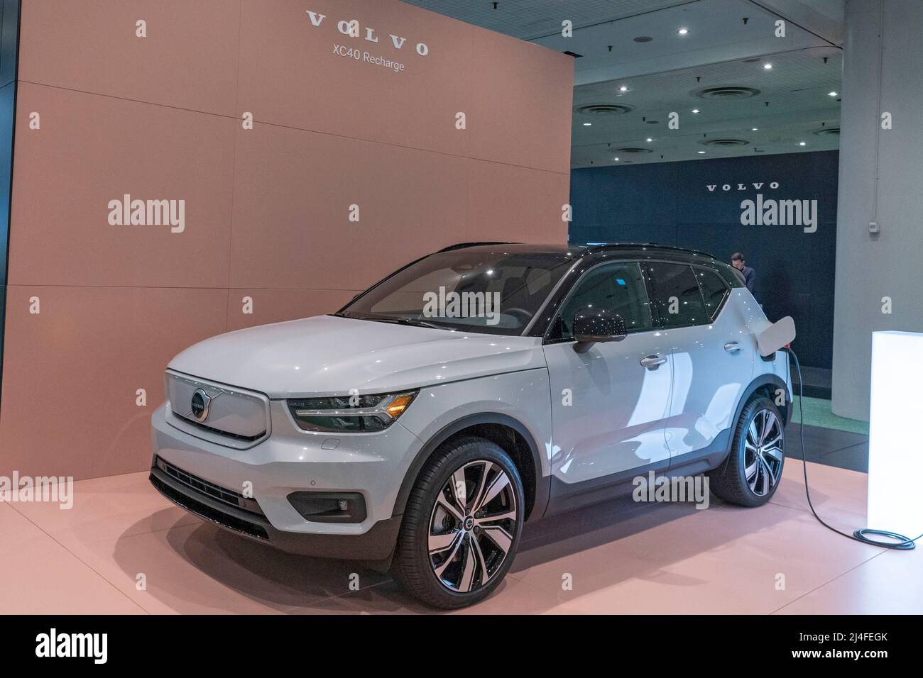 New York, Usa. 13. April 2022. Ein Volvo XC40 aus dem Jahr 2023 sowie Elektro- und Plug-in-Hybridautos sind auf der International Auto Show im Jacob Javits Convention Center in New York City zu sehen. Der NYIAS kehrt zurück, nachdem er wegen der Covid-19-Pandemie für zwei Jahre abgesagt wurde. Kredit: SOPA Images Limited/Alamy Live Nachrichten Stockfoto