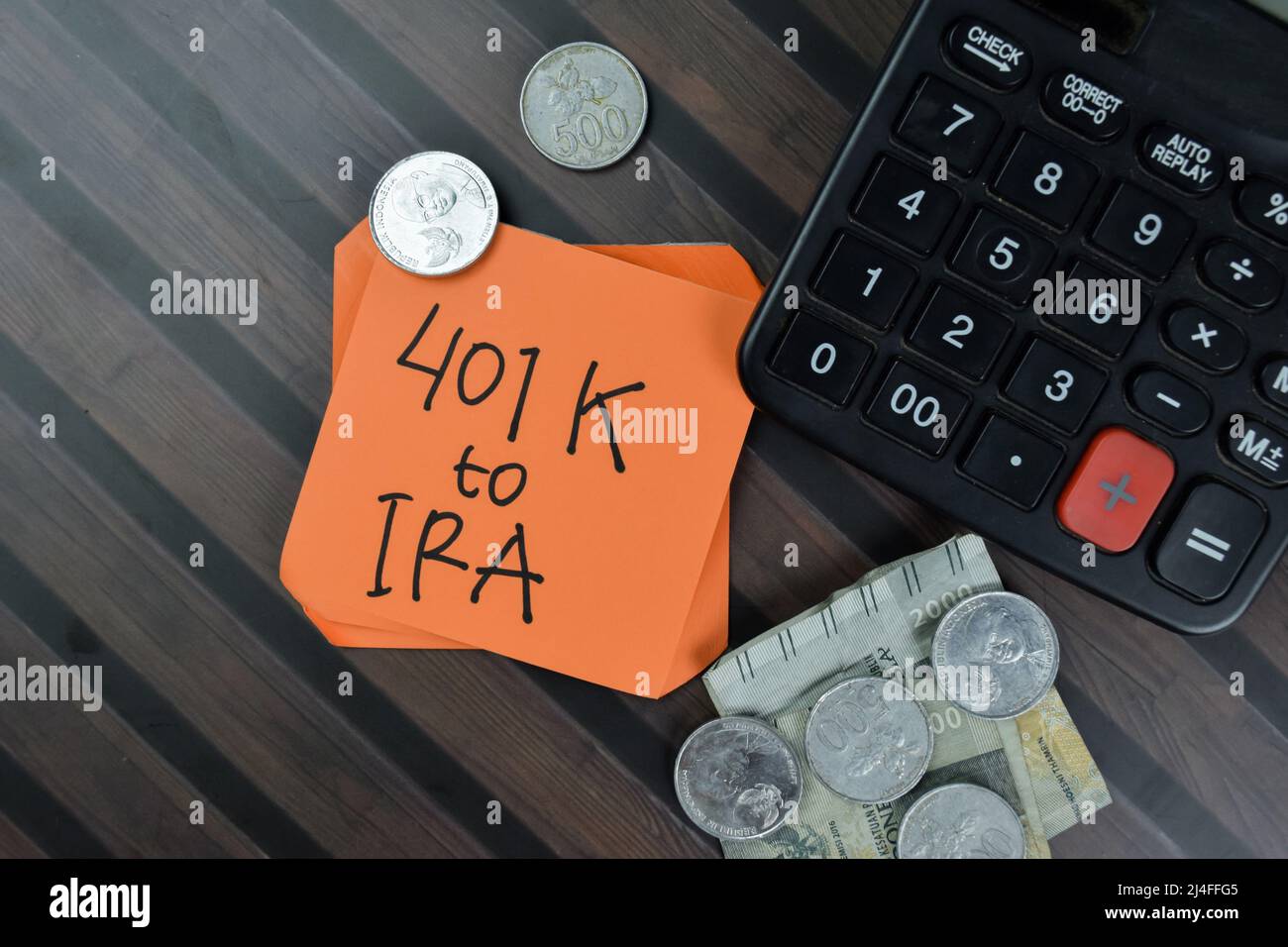 401k an IRA schreiben Sie auf Haftnotizen isoliert auf Holztisch. Stockfoto 401k an IRA schreiben Sie auf Haftnotizen isoliert auf Holztisch. Stockfoto