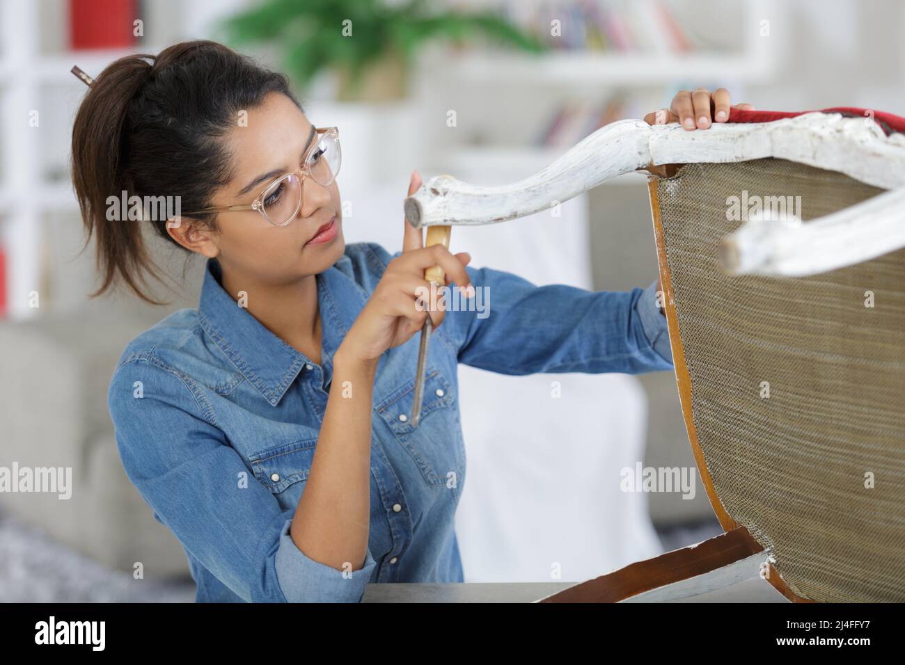 Eine weibliche Festsetzung einen Stuhl Stockfoto