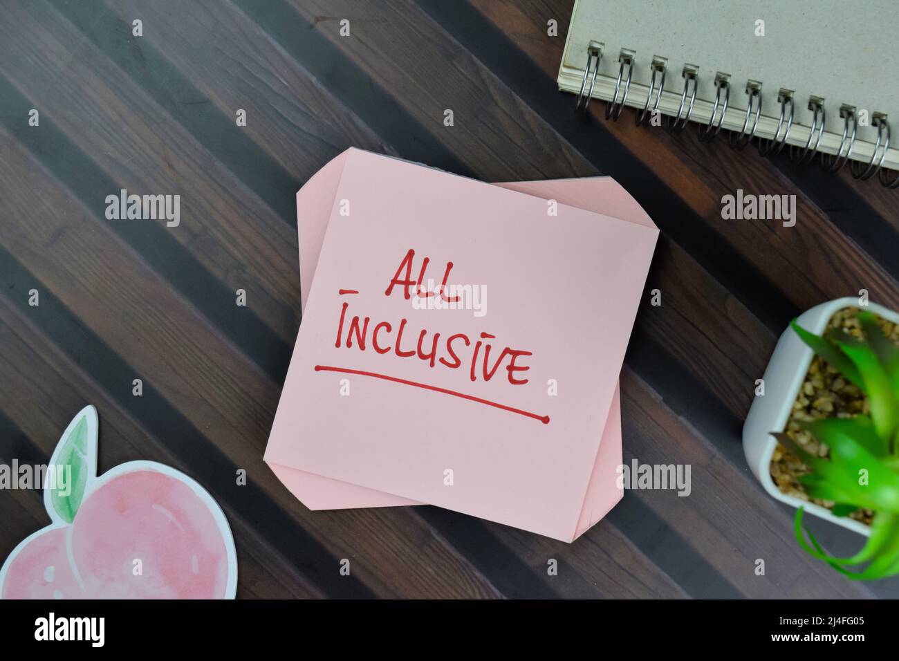 All inclusive Schreiben Sie auf Haftnotizen isoliert auf Holztisch. Stockfoto