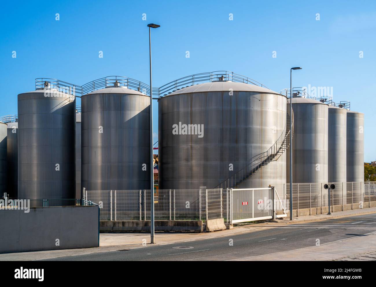 Nahaufnahme von Behältern für Speiseöle Stockfoto