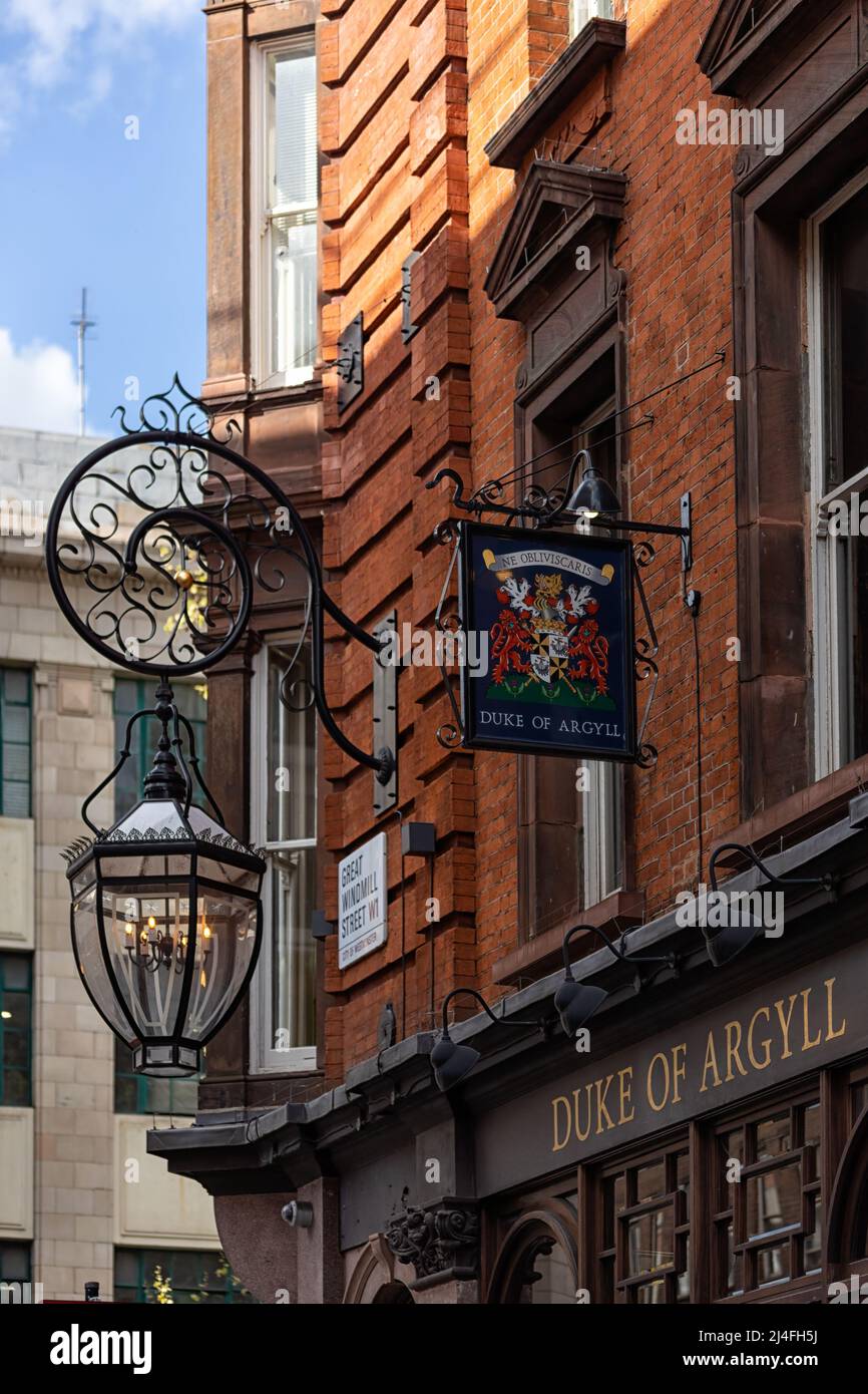 LONDON, Großbritannien - 13. APRIL 2022: Schild vor dem Duke of Argyll Pub an der Ecke Brewer Street und Great Windmill Street in Soho Stockfoto