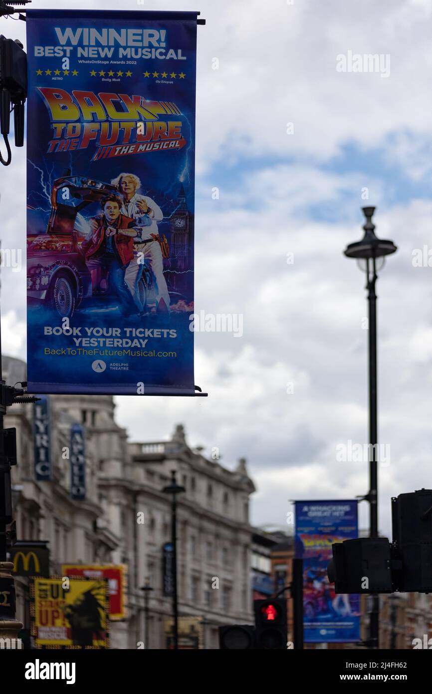 LONDON, Großbritannien - 13. APRIL 2022: Plakat für das Musical 'Zurück in die Zukunft' auf der Shaftesbury Avenue mit unfokussierterem Hintergrund Stockfoto