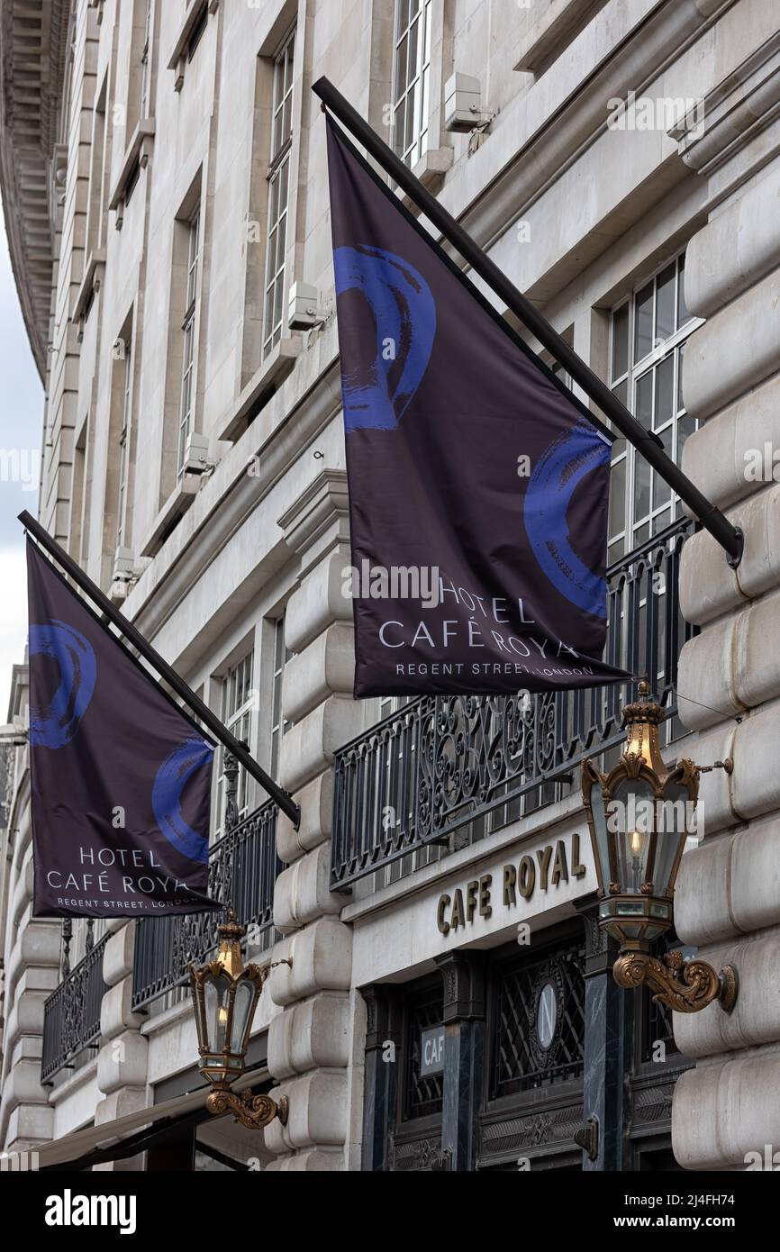LONDON, Großbritannien - 13. APRIL 2022: Bannerschilder vor dem Hotel Cafe Royal in der Regent Street Stockfoto
