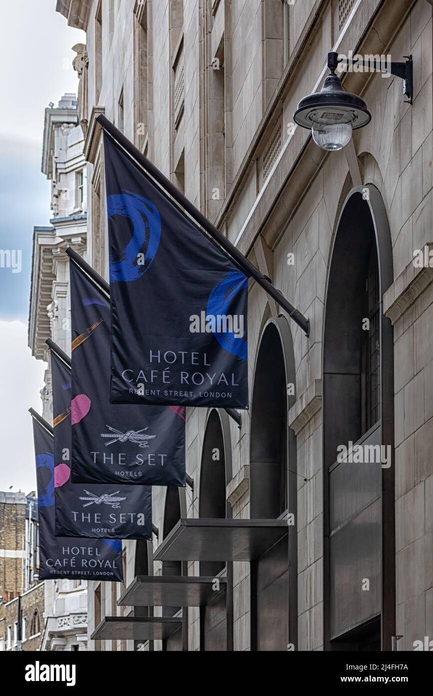 LONDON, Großbritannien - 13. APRIL 2022: Bannerschilder vor dem Hotel Cafe Royal in der Regent Street Stockfoto