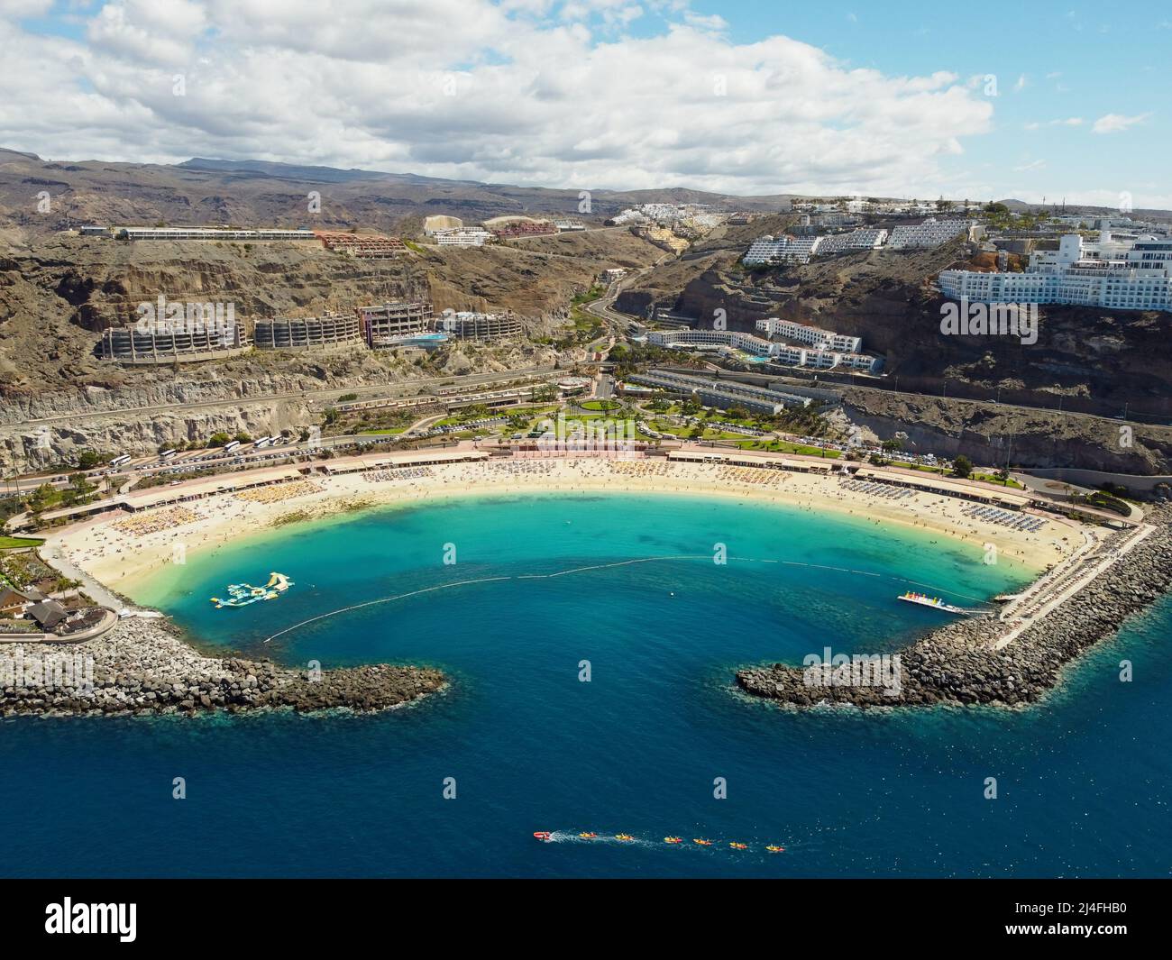 Luftdrohnenfoto. Playa de Amadores, große Bucht mit weißem Sandstrand. Puerto Rico de Gran Canaria, Kanarische Inseln, Spanien. Stockfoto