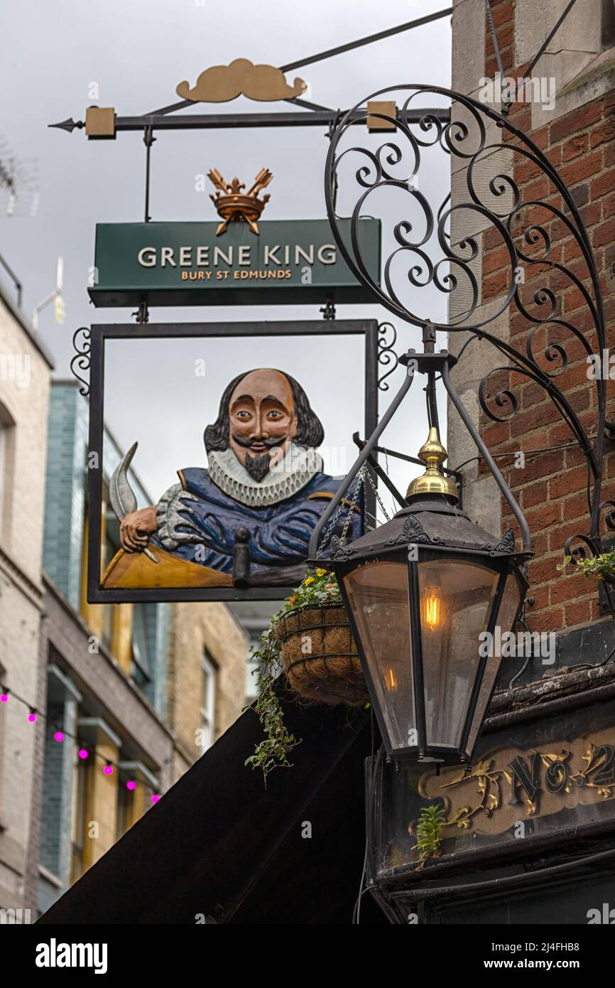 LONDON, Großbritannien - 13. APRIL 2022: Schild vor dem Shakespeares Head Pub in der Great Marlborough Street Stockfoto
