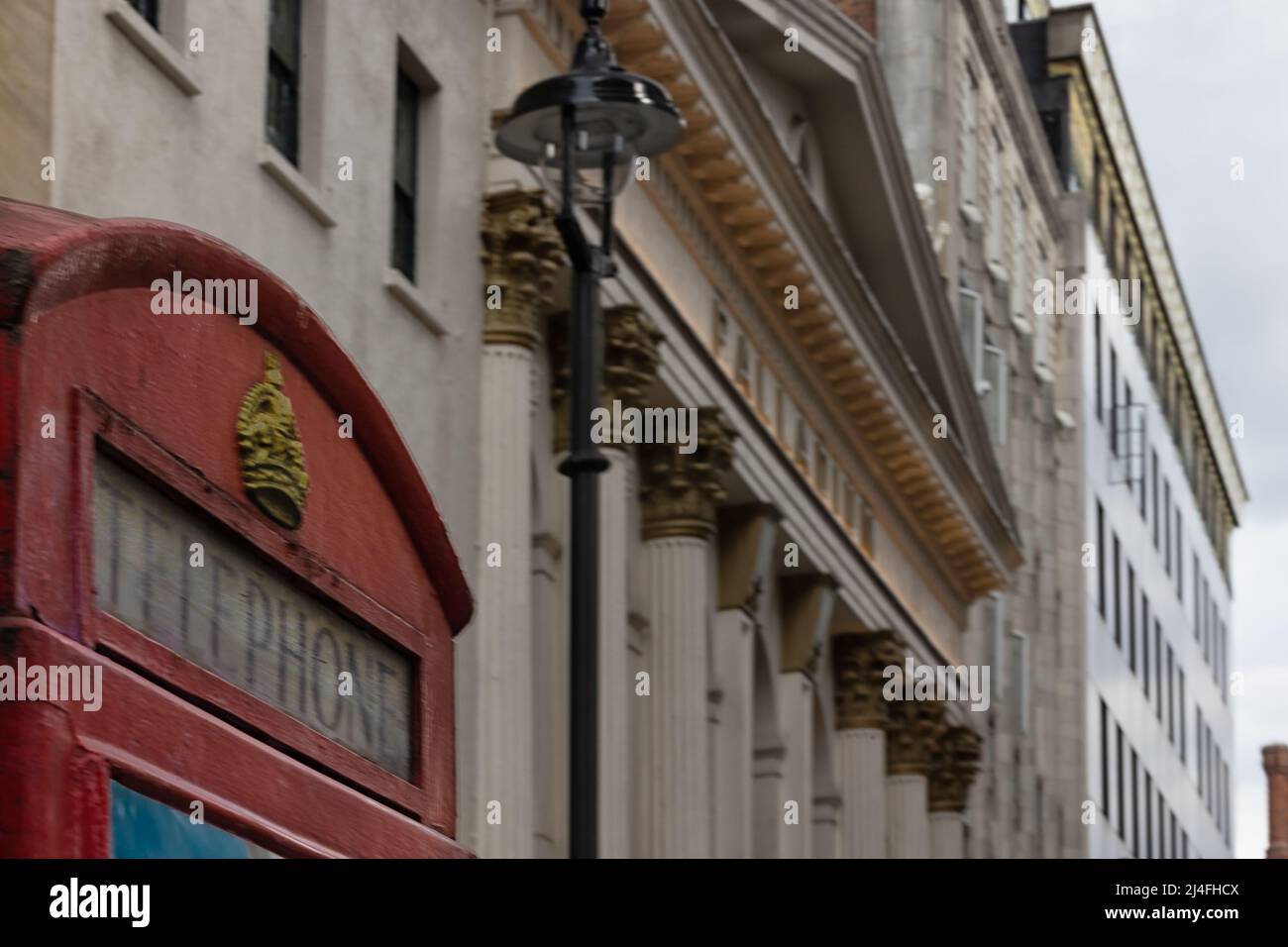 LONDON, Großbritannien - 13. APRIL 202: Rote Telefonbox in der Argyll Street mit unfokussierten Blick auf das Londoner Palladium im Hintergrund Stockfoto