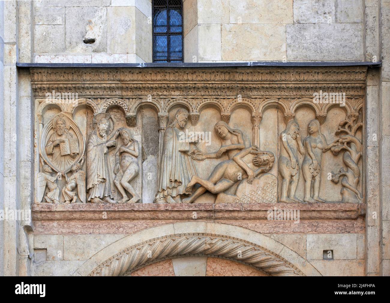 Creazione di Adamo ed Eva e il peccato originale Wiligelmo XII secolo Modena Duomo Creazione di Adamo ed Eva e il peccato originale Wiligelmo XII secolo Modena Duomo