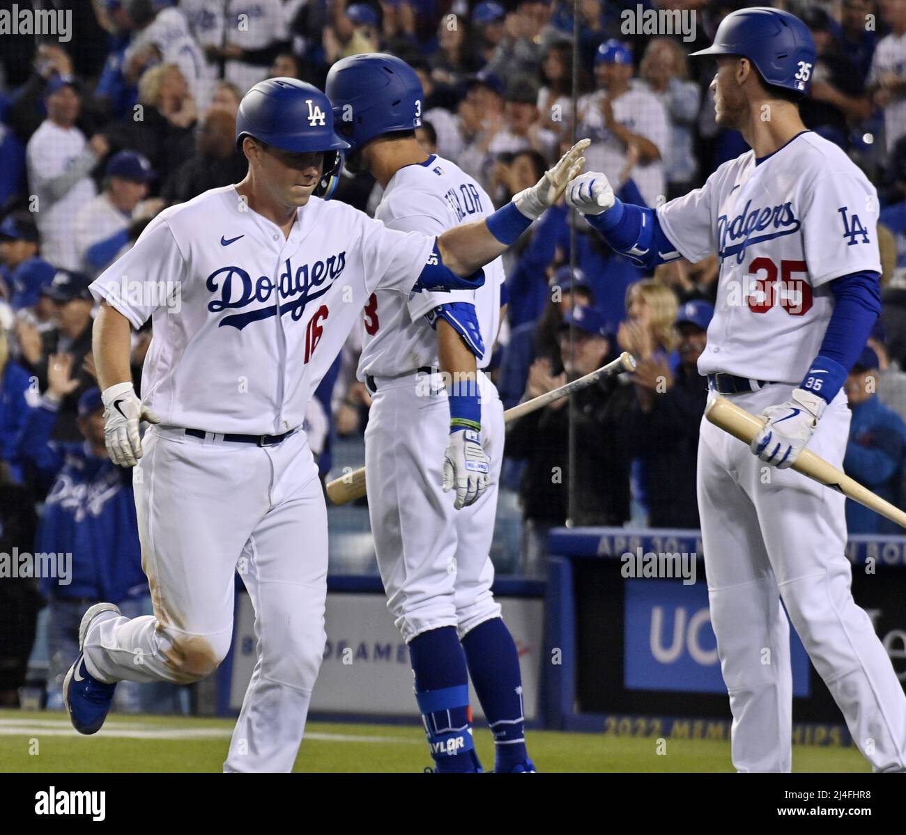 Los Angeles, Usa. 15. April 2022. Will Smith (16) von Los Angeles Dodgers feiert mit seinem Teamkollegen Cody Bellinger (35), nachdem er am Donnerstag, dem 14. April 2022, im achten Inning gegen die Cincinnati Reds einen dreiläufigen Heimspieler getroffen hatte. Die Dodgers erzielten im achten Inning sechs Runs, um die Reds 9-3 zu besiegen. Foto von Jim Ruymen/UPI Credit: UPI/Alamy Live News Stockfoto