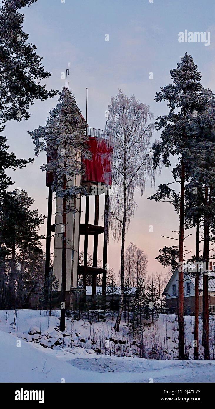 Wasserturm in Savitaipale/Finnland an einem sonnigen Nachmittag mit der Drohne am neuen Tag Stockfoto