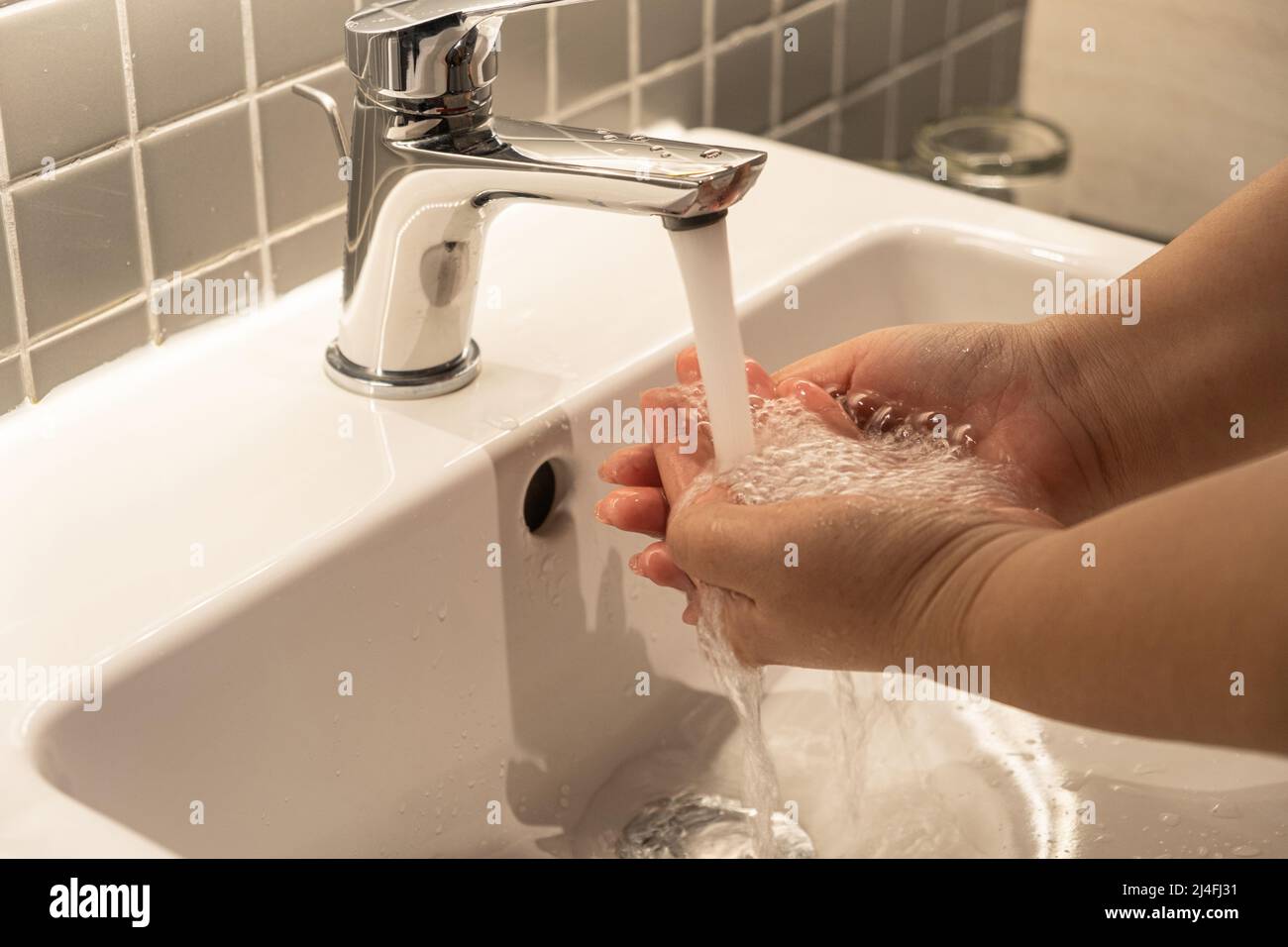 Handhygiene für die Pandemie des Coronavirus durch häufiges Händewaschen für 20 Sekunden. Stockfoto