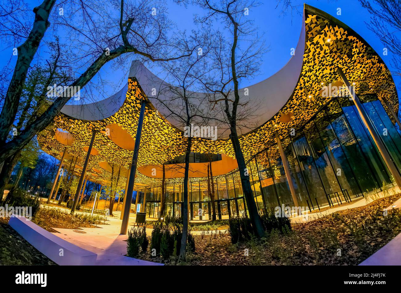 Nachtansicht des ikonischen Hauses der Musik Ungarn.das Gebäude vom japanischen Stararchitekten Sou Fujimoto entworfen.die Musikhalle wurde 2022 eröffnet Stockfoto