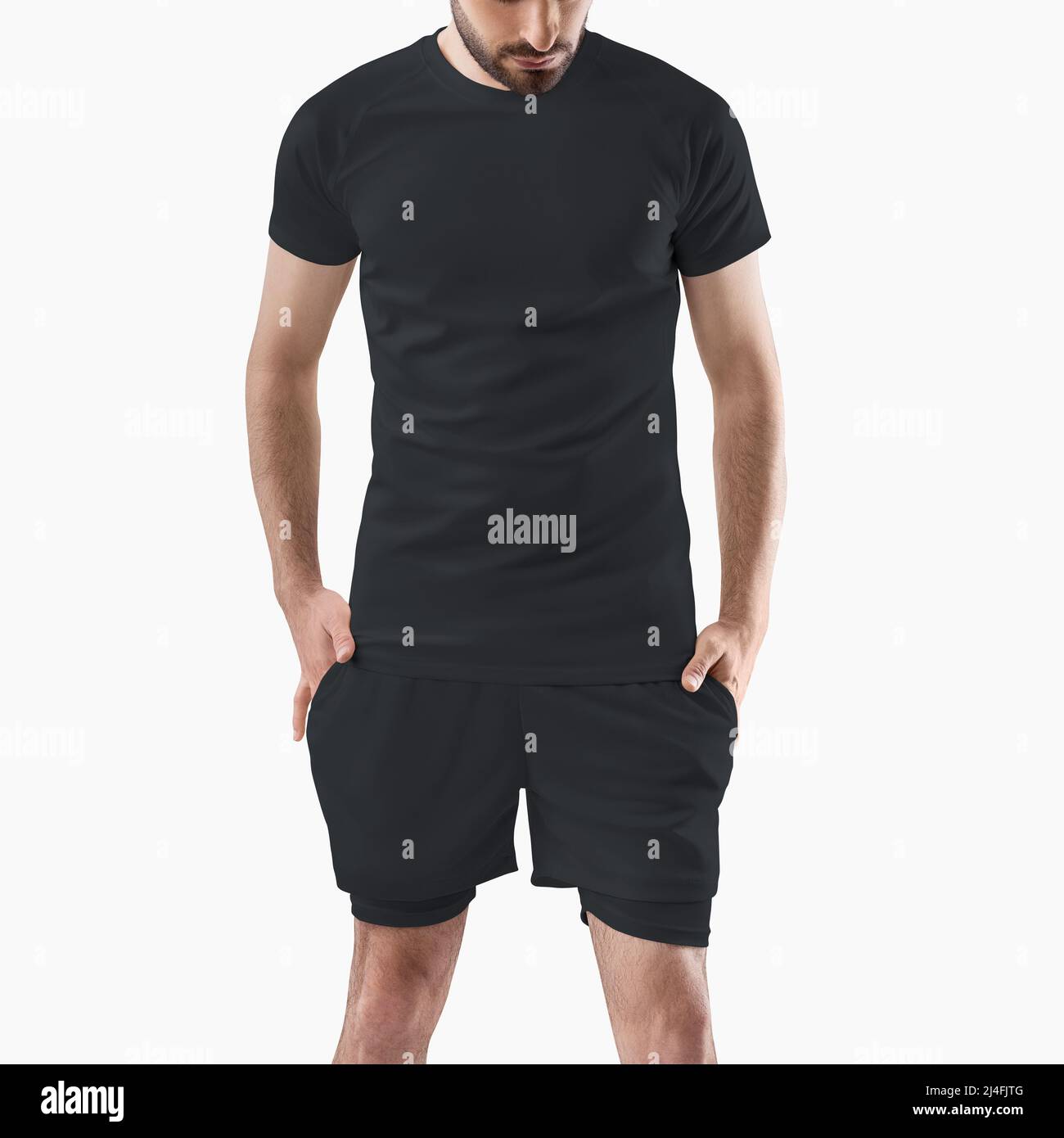 Modell eines schwarzen T-Shirts, Shorts mit Kompressionslinie, auf einem sportlichen Mann, isoliert auf dem Hintergrund, Vorderansicht. Sportbekleidung Vorlage für Design, Patter Stockfoto