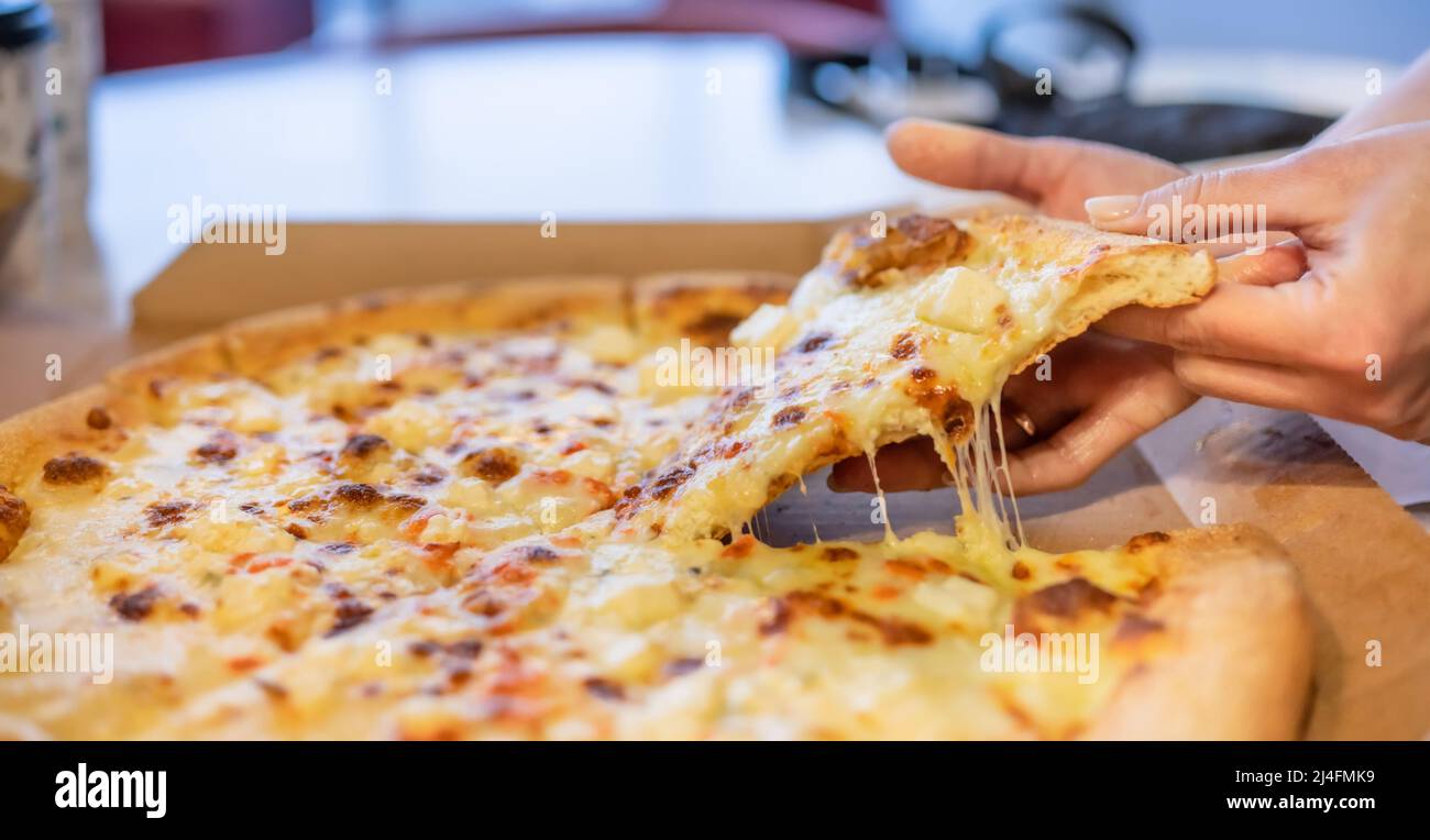 Heiße Pizza mit Käse Stockfoto