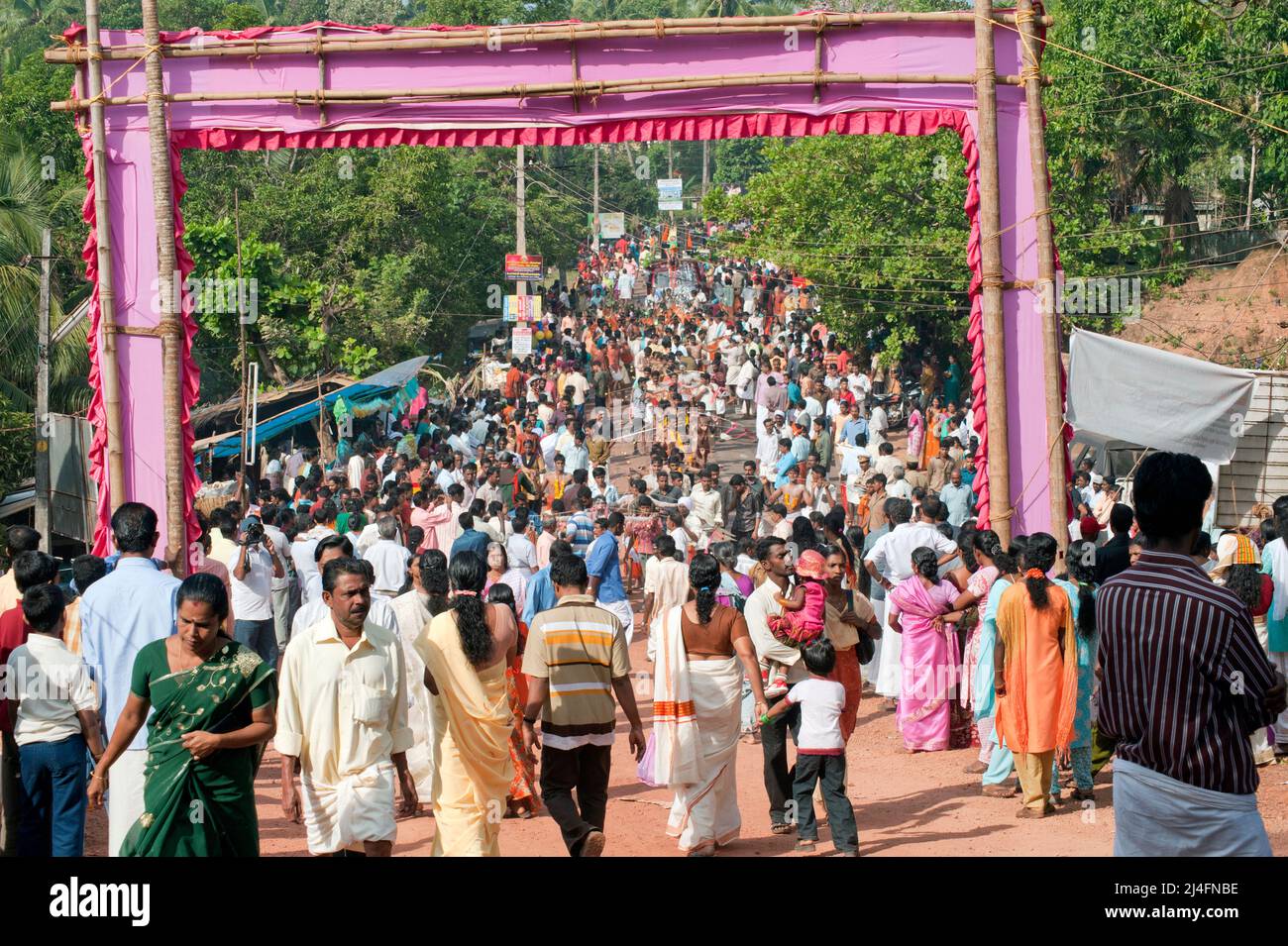 Die Menschen nehmen an einer Prozession zur Zeit des Thaipusam Festivals im Staat Kerala Indien 01 30 2010 Teil Stockfoto