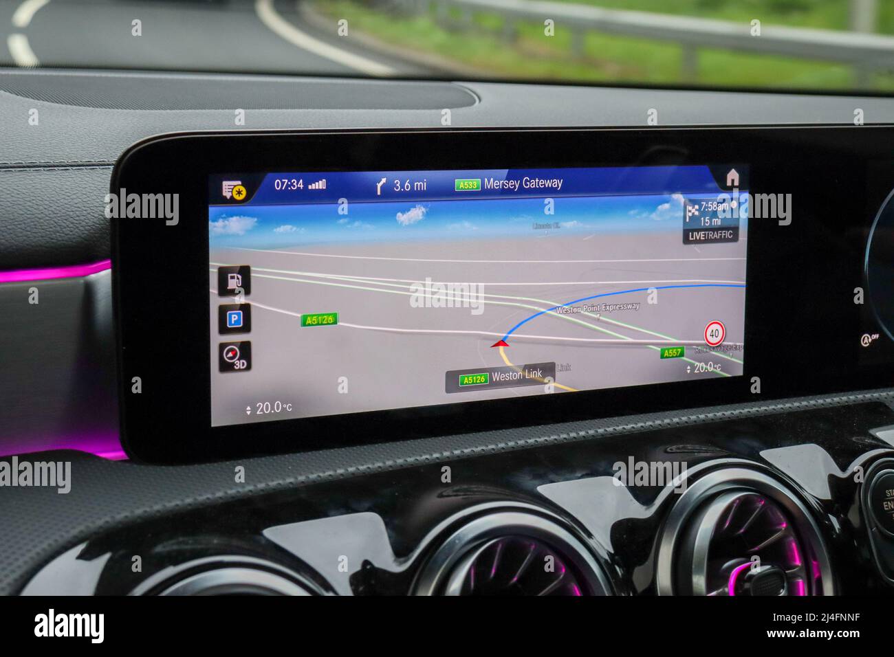 Eingebauter Navigationsbildschirm in einem Auto, der aus der Windschutzscheibe schaut Stockfoto