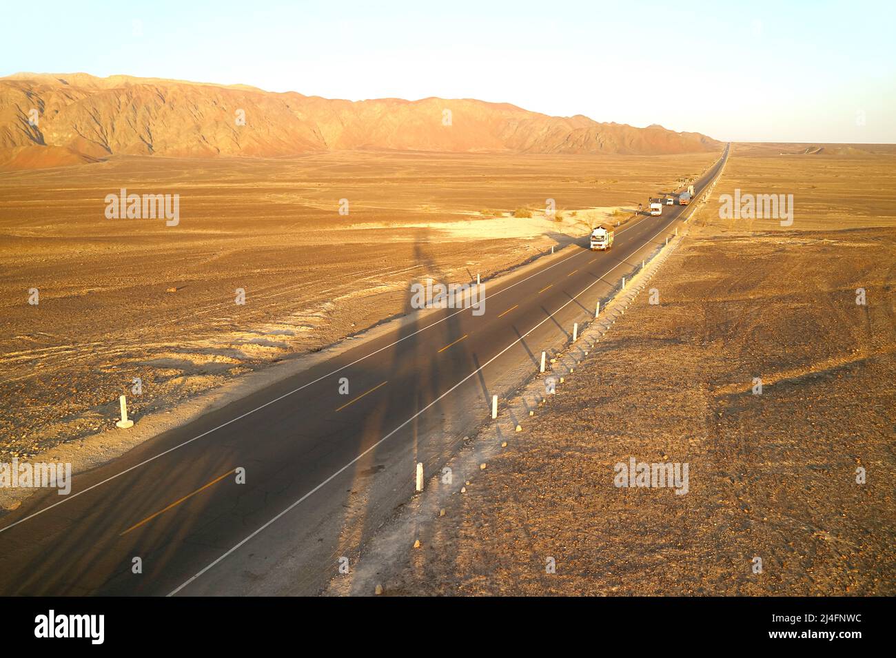 Der Panamerican Highway verläuft direkt durch die Nazca-Linien in der Nazca-Wüste, UNESCO-Weltkulturerbe in der Region Ica, Peru, Südamerika Stockfoto