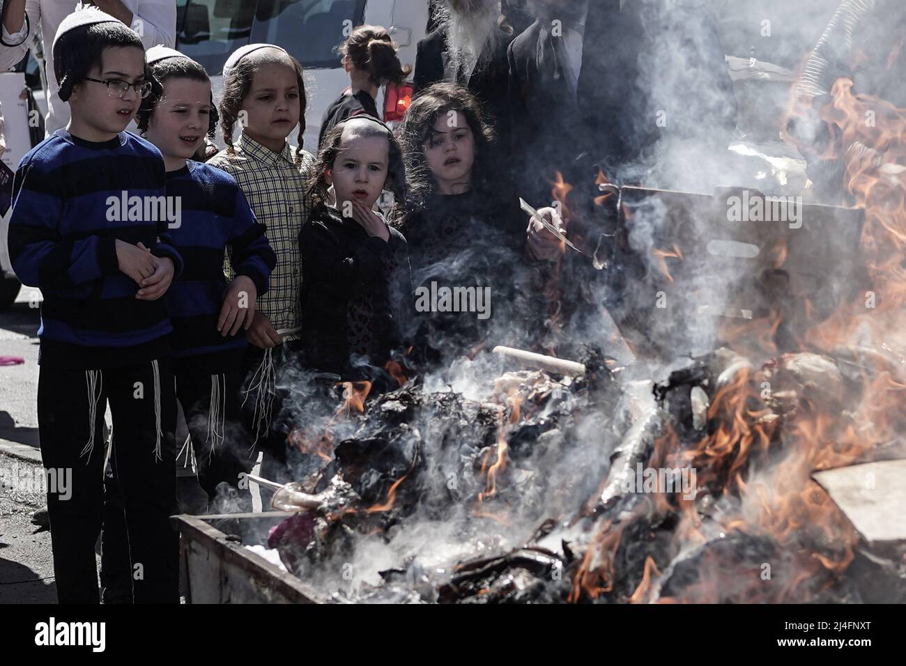 Jerusalem, Israel. 15. April 2022. Ultra-orthodoxe Juden verbrennen Brotfetzen, ungesäuerte Waren und Gegenstände aus Hefe im zeremoniellen biur chametz, das Verbrennen von ungesäuertem Brot, das das Land während des Passahfestes reinigen soll, das heute Nachmittag in der Abenddämmerung beginnt. Kredit: Nir Alon/Alamy Live Nachrichten Stockfoto