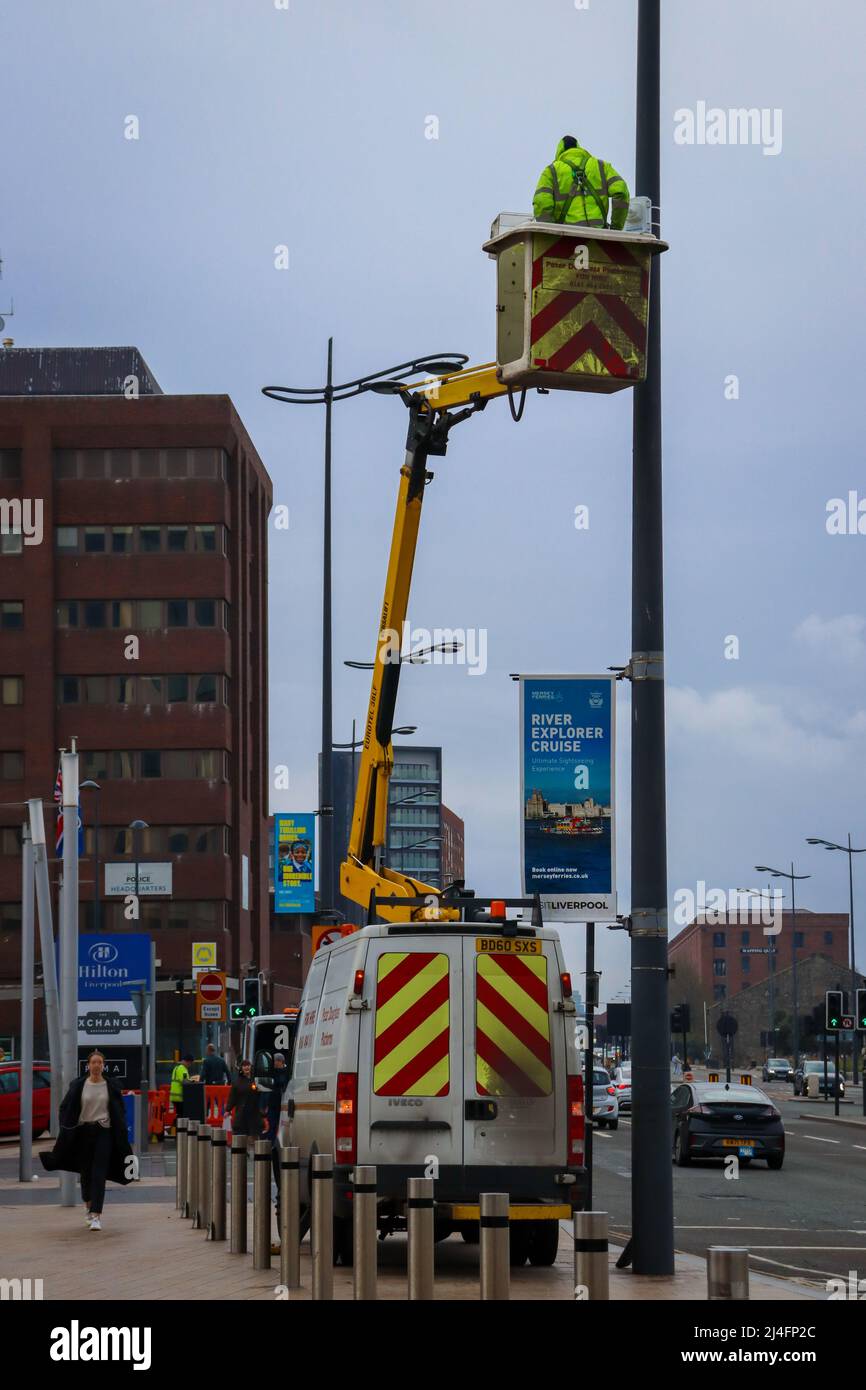 Mann auf einem Kirschenpflücker-Van, der einen Laternenpfosten fixiert, The Strand, Liverpool Stockfoto