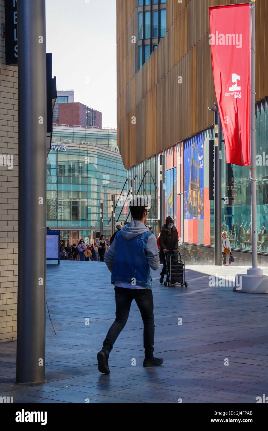 Leute, die in Liverpool ONE einkaufen Stockfoto