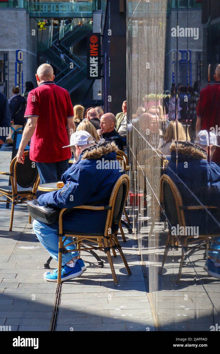 Leute, die draußen im Cafe Nero, Liverpool ONE sitzen Stockfoto